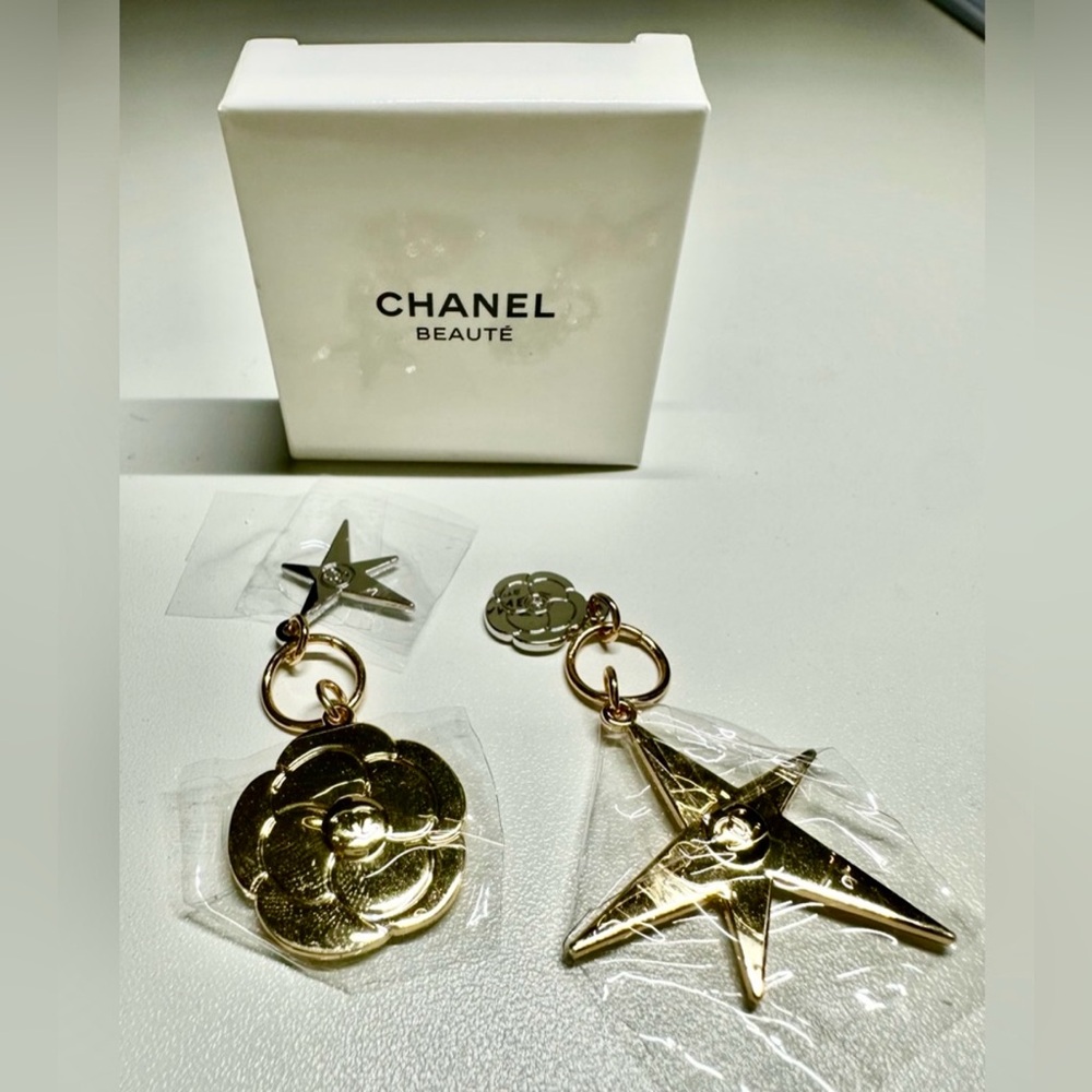 CHANEL Christmas 2025 Holiday Edition Charm Set NWB GWP - Picture 5 of 7